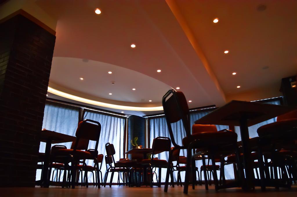 פאטרה Adonis City Hotel מראה חיצוני תמונה