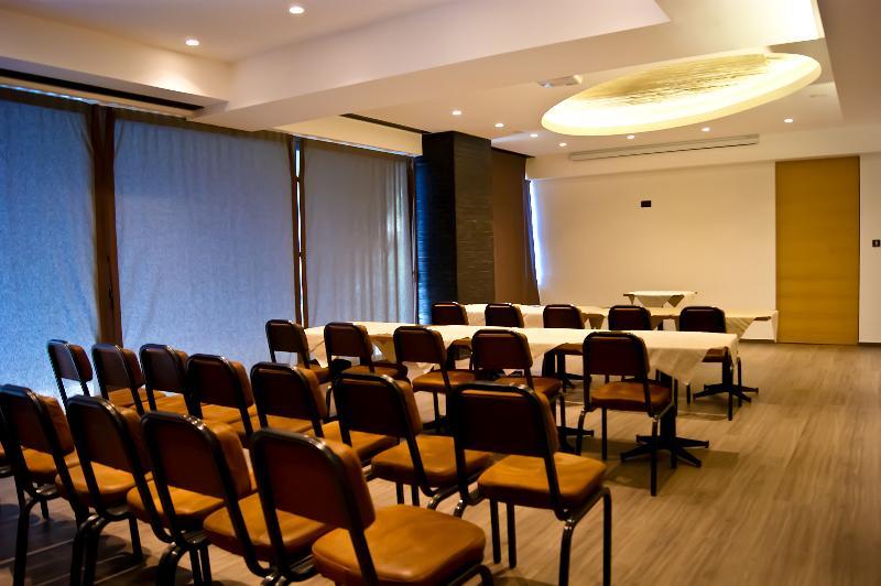 פאטרה Adonis City Hotel מראה חיצוני תמונה