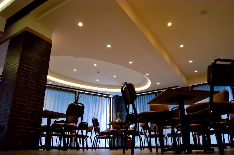 פאטרה Adonis City Hotel מראה חיצוני תמונה